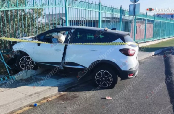 73-ամյա վարորդը «Renault»-ով «Զվարթնոց» օդանավակայանի մոտ բախվել է երկաթե ճաղավանդակներին․ 4 տուժածներից 2-ը երեխաներ են